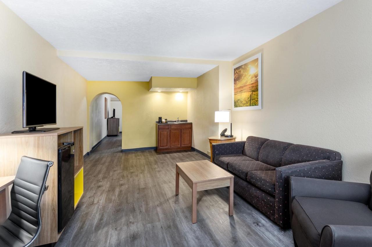 Days Inn & Suites By Wyndham קלוביס מראה חיצוני תמונה