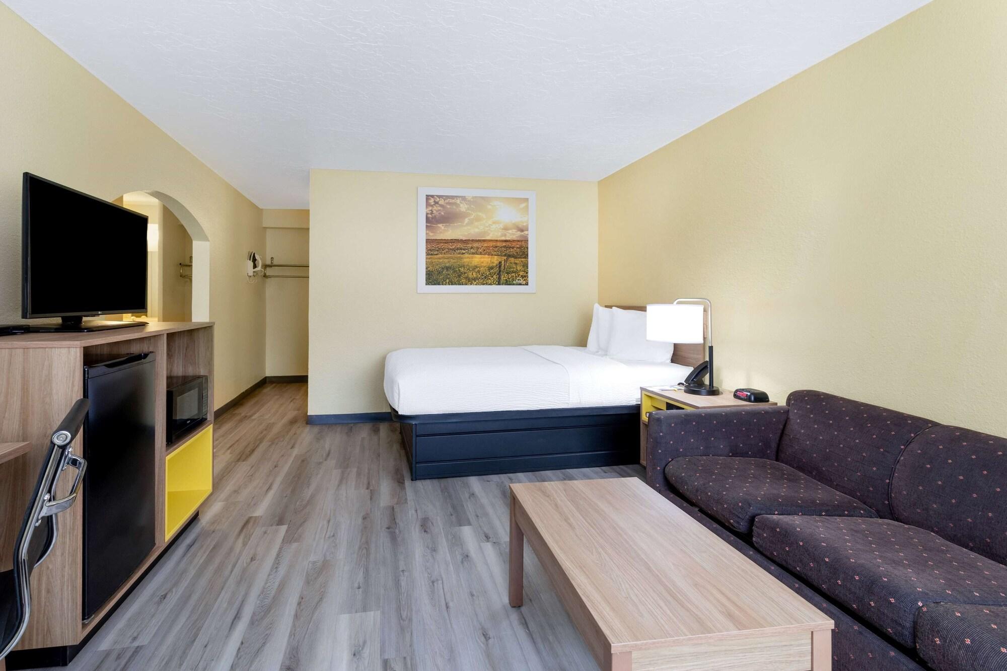 Days Inn & Suites By Wyndham קלוביס מראה חיצוני תמונה