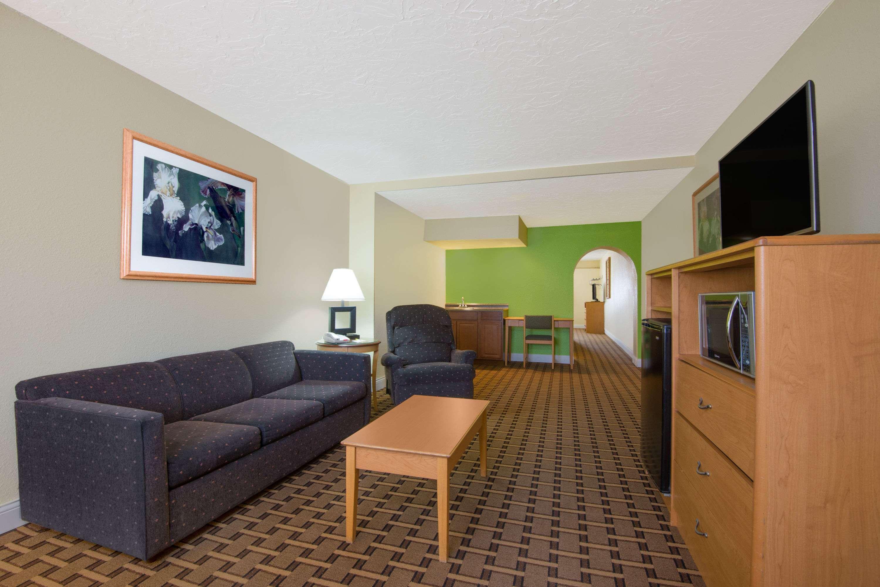 Days Inn & Suites By Wyndham קלוביס מראה חיצוני תמונה